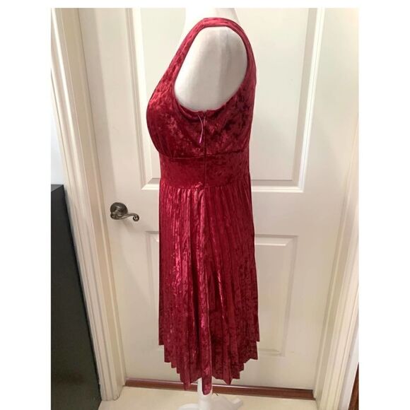 Modcloth Splendorous Spree Velvet Dress in Wine - Picture 9 of 16